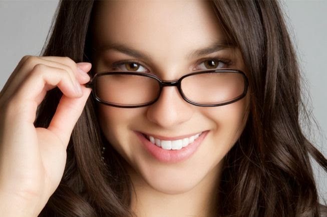 Studi: Pakai Kacamata Bisa Tekan Risiko Penularan Covid-19